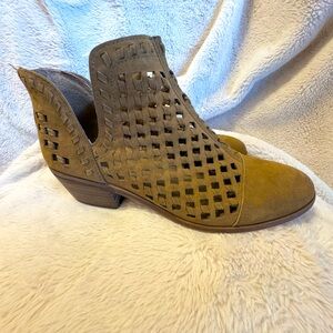 😍Vince Camuto Phortiena Booties😍